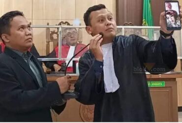 Di persidangan kasus sabu oknum Satpol PP Gresik, terdakwa Saiful Mubarok menyebutkan sosok mami. (blok-a.com/ivan)