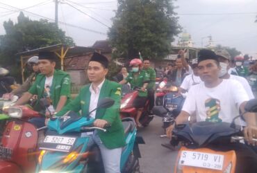 teks: Gus Barra ikuti riding tour ngabuburit di Desa Ngabar, Kecamatan Jetis, Kabupaten Mojokerto.(Blok-a.com/Syahrul)