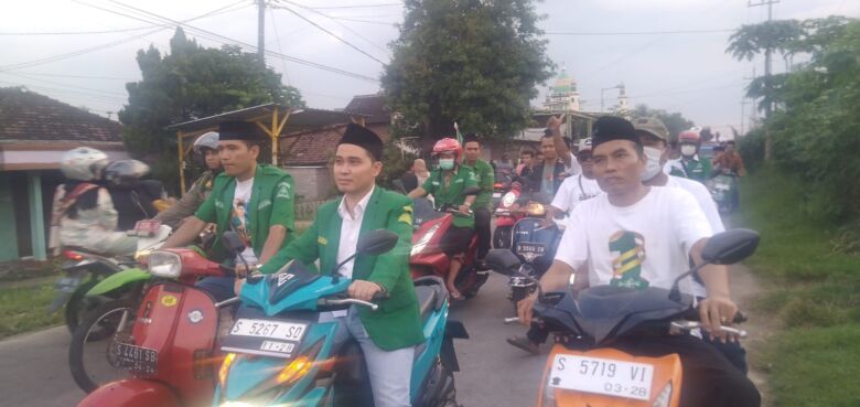 teks: Gus Barra ikuti riding tour ngabuburit di Desa Ngabar, Kecamatan Jetis, Kabupaten Mojokerto.(Blok-a.com/Syahrul)