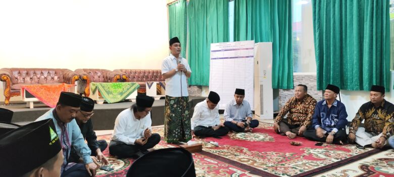 Teks 1:Gus Barra saat memberikan sambutan pada acara buka bersama di depan ratusan kepala desa.(Blok-a.com/Syahrul)