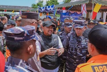 Ket foto : Bupati Gresik Fandi Akhmad Yani, bersama Kasal Laksamana TNI Dr Muhammad Ali saat menyerahkan bantuan dan bakti sosial dan bakti kesehatan TNI Angkatan Laut ke Bawean.