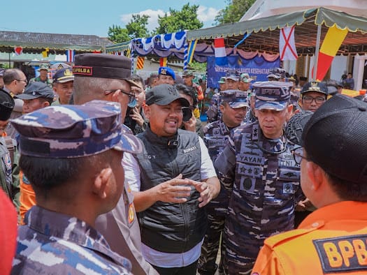 Ket foto : Bupati Gresik Fandi Akhmad Yani, bersama Kasal Laksamana TNI Dr Muhammad Ali saat menyerahkan bantuan dan bakti sosial dan bakti kesehatan TNI Angkatan Laut ke Bawean.