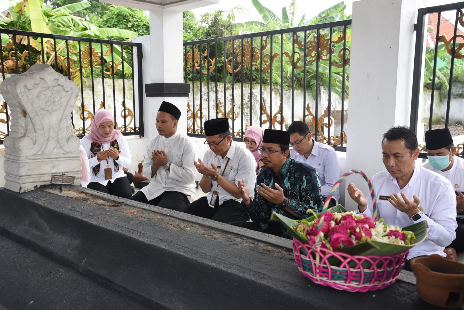 Bupati Sidoarjo, H Ahmad Muhdlor Ali, bersama Pj. Sekda Sidoarjo Andjar Surjadianto, Plt. Direktur RSUD Sidoarjo Syamsu Rahmadi serta dewan juri sayembara F.X. Sukarno, saat berziarah ke makam bupati Sidoarjo pertama RTP. Tjokronegoro I.