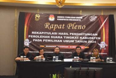 Proses rekapitulasi hasil pemilu 2024 KPU kabupaten Mojokerto, di hotel Aston (blok-a.com/Syahrul)
