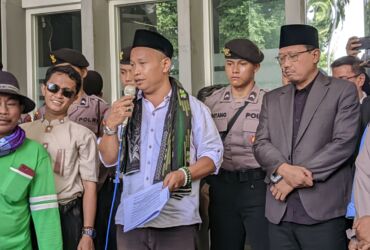 APMP saat menggelar aksi di depan Gedung DPRD Kabupaten Pasuruan.