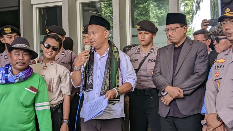 APMP saat menggelar aksi di depan Gedung DPRD Kabupaten Pasuruan.