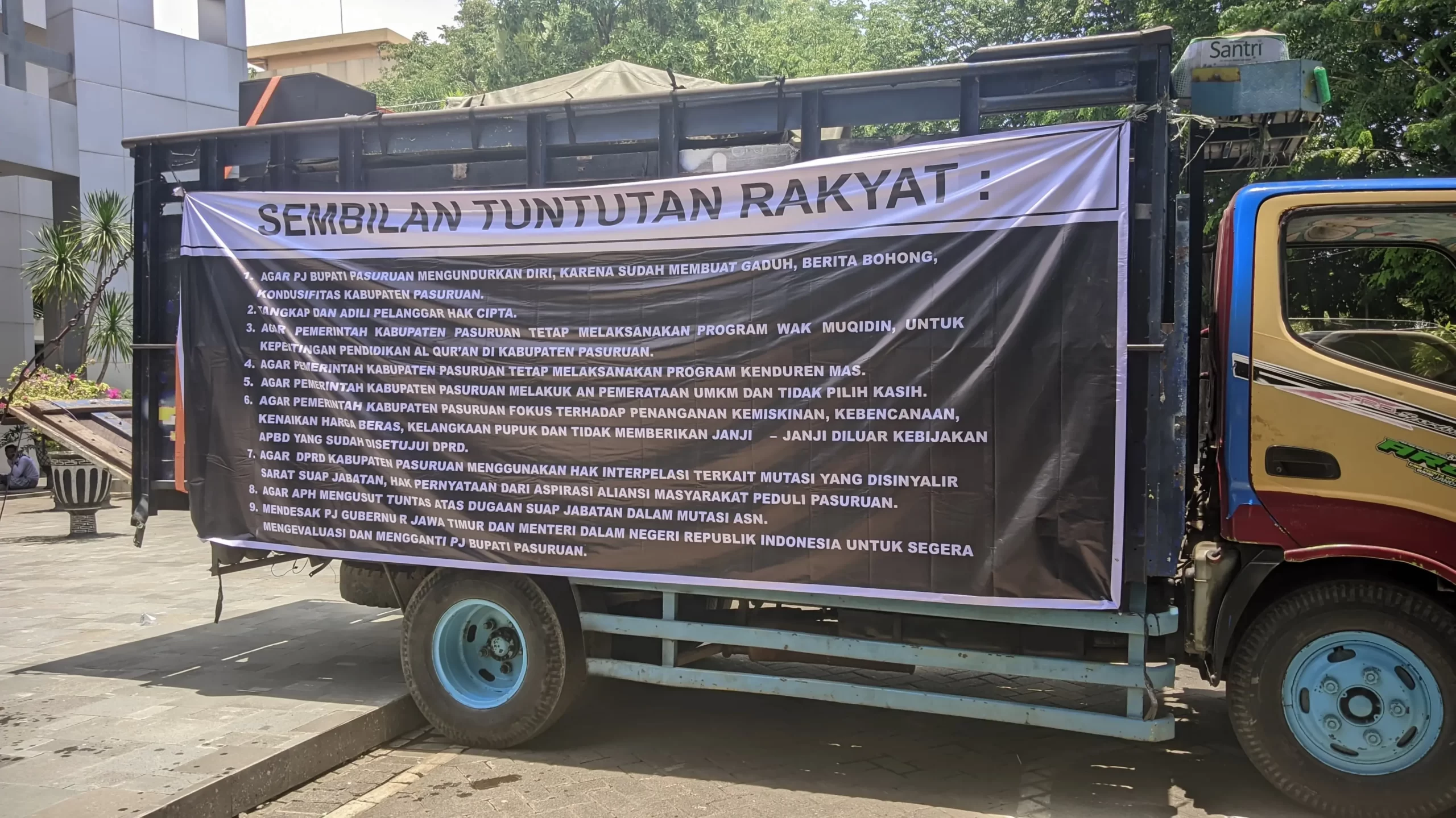 Aksi di dprd pasuruan