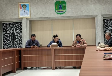 Pj Bupati Pasuruan menemui FORMAT dan awak media di ruang rapat bupati.