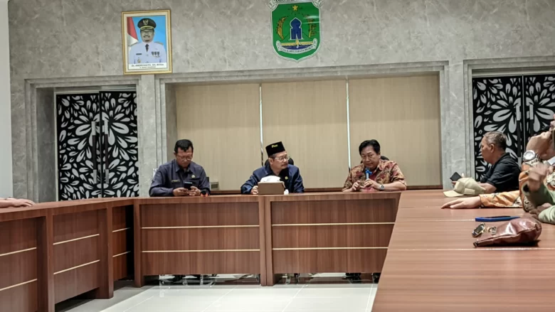 Pj Bupati Pasuruan menemui FORMAT dan awak media di ruang rapat bupati.