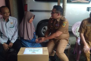 Pj Wali Kota Mojokerto lakukan kunjungan ke rumah warga miskin, hidup sebatangkara.(blok-a.com/Syahrul)