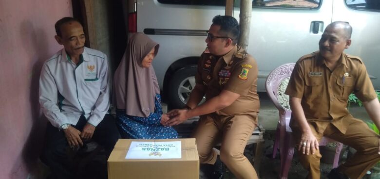 Pj Wali Kota Mojokerto lakukan kunjungan ke rumah warga miskin, hidup sebatangkara.(blok-a.com/Syahrul)