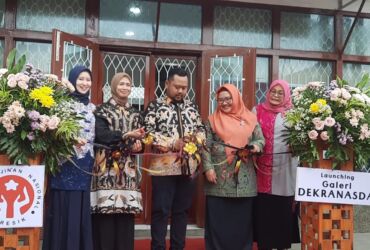 Bupati Gus Yani bersama Wabup Aminatun Habibah dan Ketua Dekranasda Gresik Nurul Haromaini Ali Akhmad Yani saat melaunching Galeri Dekranasda Kabupaten Gresik.(blok-a.com/ivan)