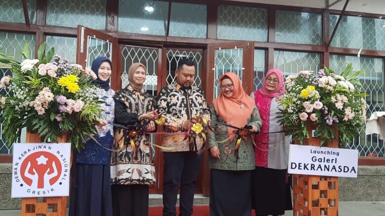 Bupati Gus Yani bersama Wabup Aminatun Habibah dan Ketua Dekranasda Gresik Nurul Haromaini Ali Akhmad Yani saat melaunching Galeri Dekranasda Kabupaten Gresik.(blok-a.com/ivan)