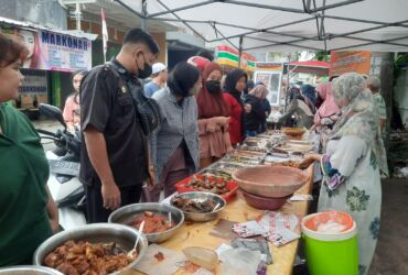Pengunjung membludak di hari pertama Trate Takjil Market Jalan Abdul Karim Gresik, Selasa (12/3/2024).(blok-a.com/ivan)