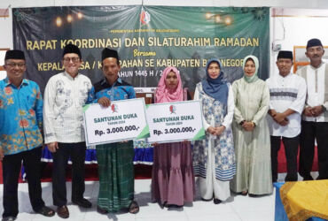 Pj Bupati Adriyanto beserta para perwakilan Kepala Desa yang menerima bantuan.