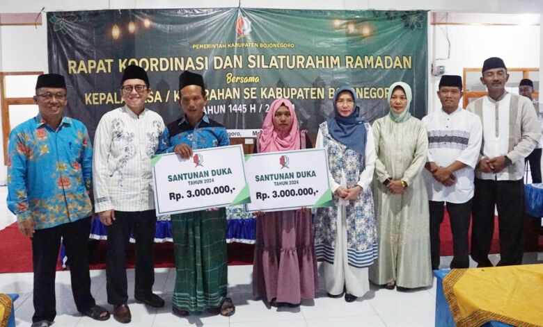 Pj Bupati Adriyanto beserta para perwakilan Kepala Desa yang menerima bantuan.