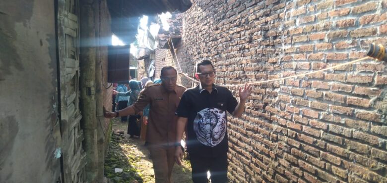 Pj Wali Kota melaksanakan kegiatan Bakti Sosial untuk ibu lansia kurang mampu.(Blok-a.com/Syahrul)
