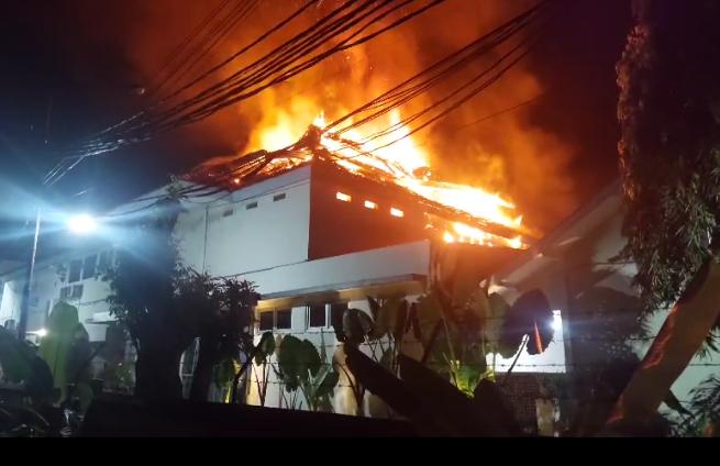 Kebakaran di lantai dua gedung Rumah Sakit Gatoel Mojokerto.(Blok-a.com/Syahrul)