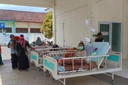 Pasien rumah sakit di Pulau Bawean Gresik terpaksa dievakuasi keluar gedung akibat gempa bumi.