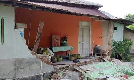 Rumah warga di pulau bawean Gresik rusak akibat gempa susulan.