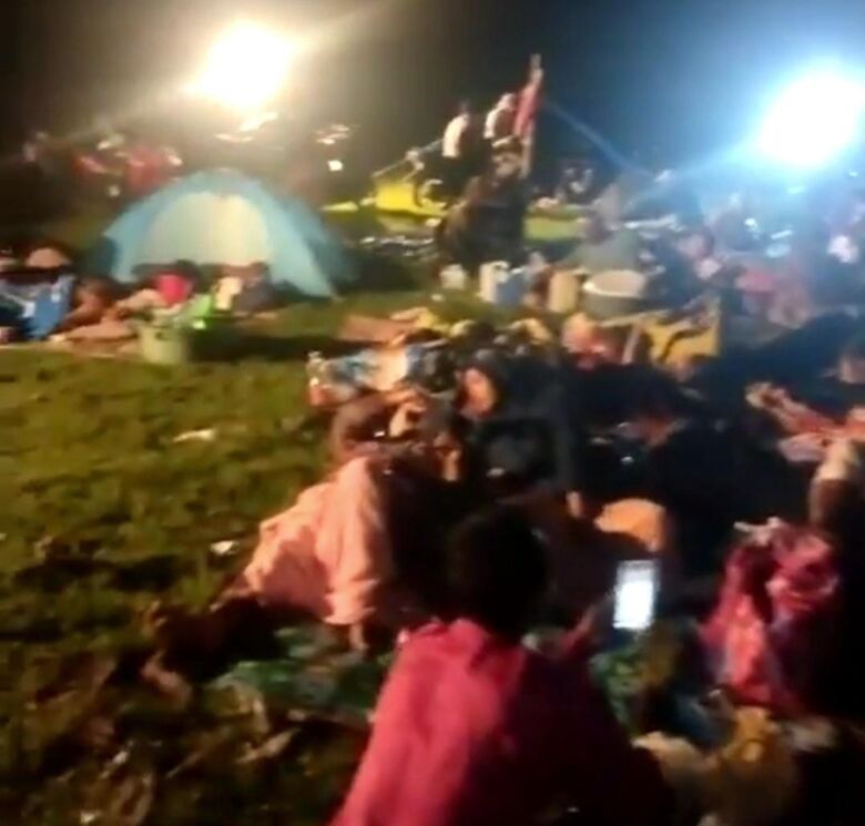 Kondisi warga Dusun Pasir Panjang Desa Kepuh Teluk, Tambak, Gresik mengungsi di lapangan yang dataran tinggi.