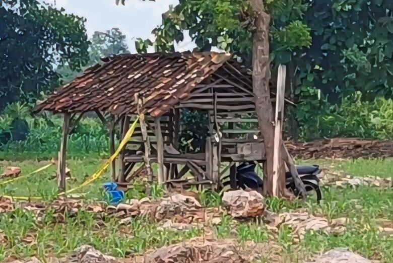 Petugas yang tiba di lokasi langsung memasang garis polisi dilokasi penemuan mayat di Desa Wotan, Panceng.(blok-a.com/ivan)