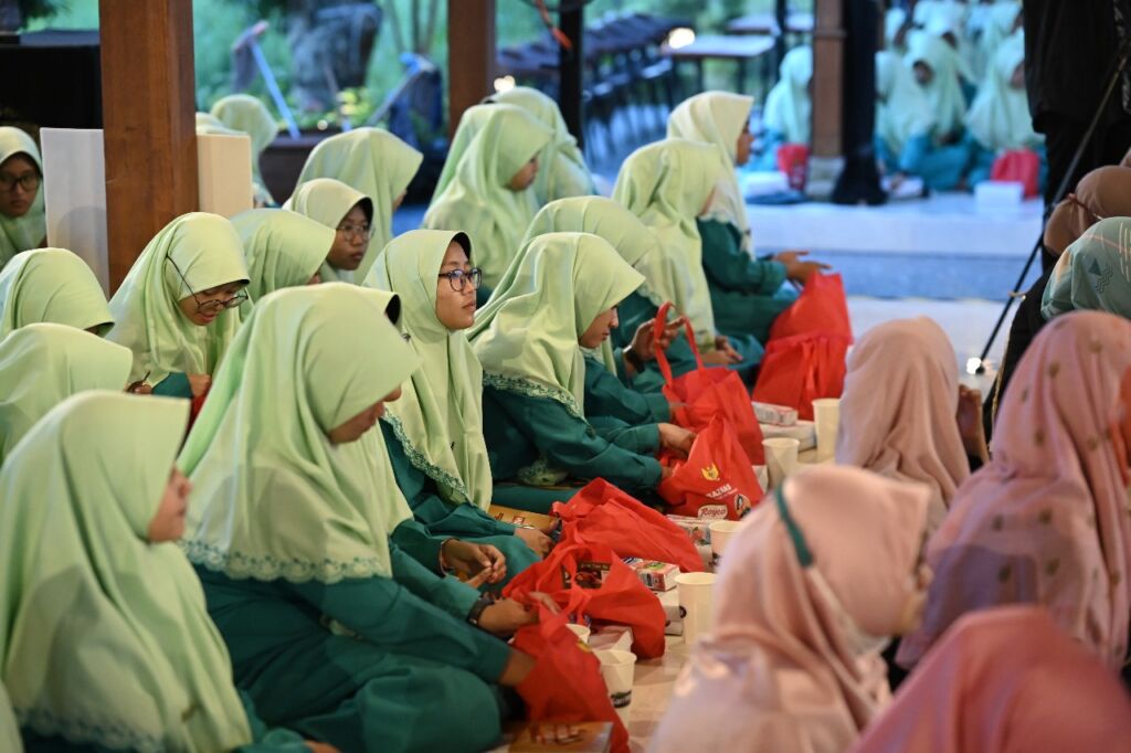 Buka Puasa Akbar di Pondok Pesantren Modern al Amanah Junwangi, Sidoarjo, Selasa (26/3/2024).