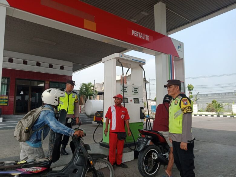 Polres Mojokerto Kota menggelar patroli BBM di sejumlah SPBU.