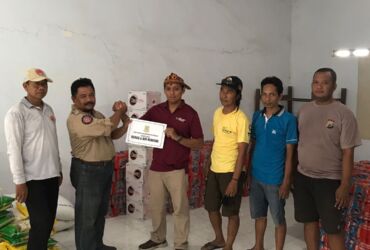 Penyaluran bantuan dari ASN di lingkungan Pemkot Mojokerto untuk warga terdampak banjir.(Dok.kominfo for blok-a.com)