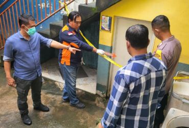 Petugas kepolisian melakukan olah TKP penemuan mayat di kamar mandi hotel.(Dok. Polsek Mojoagung for blok-a.com)