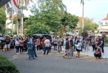 Warga berhamburan keluar gedung saat gempa yang berpusat di Tuban mengguncang Jawa Timur, Jumat (22/3/2024).