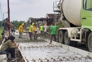 Proyek pembangunan jalan oleh Dinas Pekerjaan Umum dan Penataan Ruang.(Blok-a.com/Syahrul)