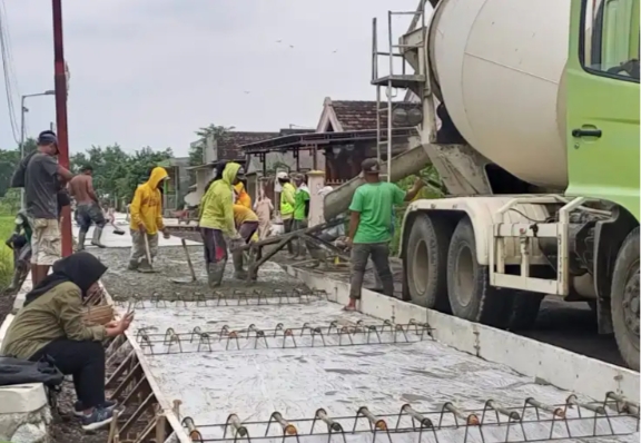 Proyek pembangunan jalan oleh Dinas Pekerjaan Umum dan Penataan Ruang.(Blok-a.com/Syahrul)