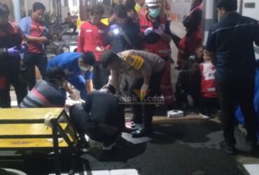 Proses evakuasi korban tertabrak kereta api Dhoho di stasiun Mojokerto.(blok-a.com/Syahrul)