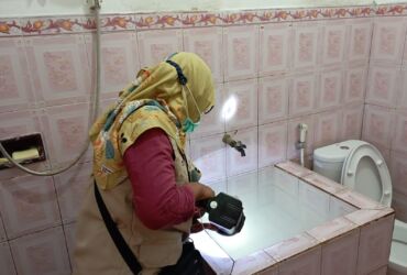 Kader Motivator Kesehatan selaku juru pemntau jentik saat PSN terintegrasi mencegah DBD. (dok. Kominfo Kota Mojokerto)