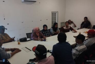 Teks foto : Heru Sulton, dewan pertimbangan DPD Kompakdesi Jatim bersama pengurus dan perwakilan DPC saat konsolidasi internal.