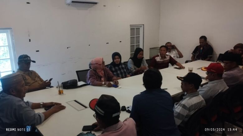 Teks foto : Heru Sulton, dewan pertimbangan DPD Kompakdesi Jatim bersama pengurus dan perwakilan DPC saat konsolidasi internal.