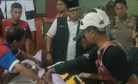 Teks: Pj Wali Kota Mojokerto tinjau korban banjir di RSUD kota Mojokerto.(Bkok-a.com/Syahrul)