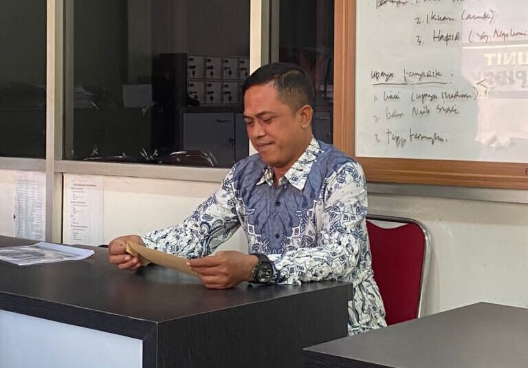 Kuasa hukum korban penipuan CPNS di Jombang, Hadi Purwanto saat di kantornya.(Blok-a.com/Syahrul)