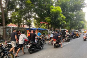 Ket foto : Para pemuda yang diamankan oleh petugas dibawa ke Polres Gresik untuk dilakukan pendataan.