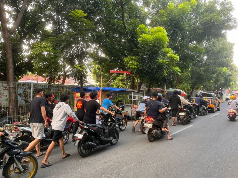 Ket foto : Para pemuda yang diamankan oleh petugas dibawa ke Polres Gresik untuk dilakukan pendataan.