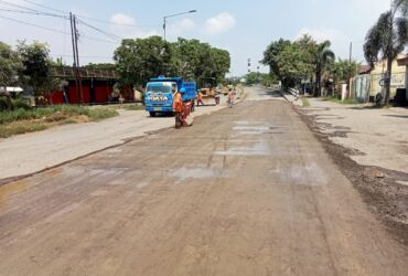 Teks foto : Perbaikan ruas jalan rusak sebelah PT Pakerin di Prambon sepanjang 100 meter dikebut.