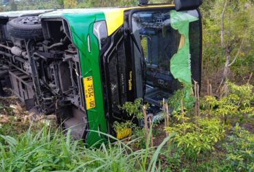 Hindari Motor, Bus Transjatim Terguling di Perkebunan Mojokerto