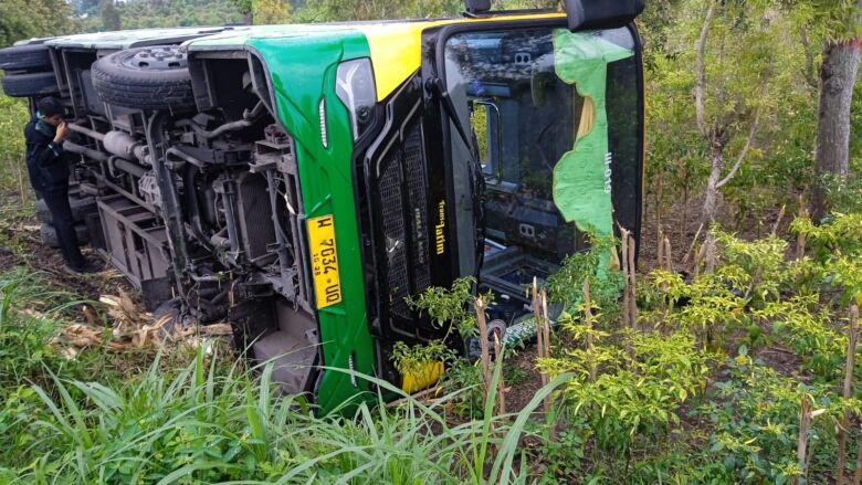 Hindari Motor, Bus Transjatim Terguling di Perkebunan Mojokerto