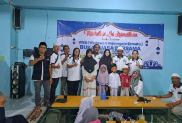 Teks : Santunan Yatim Piatu oleh Anggota WBB.