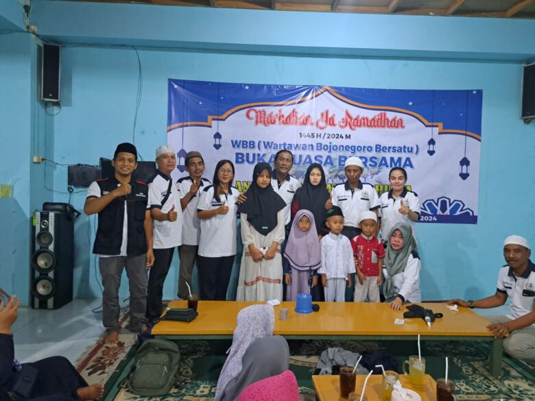Teks : Santunan Yatim Piatu oleh Anggota WBB.