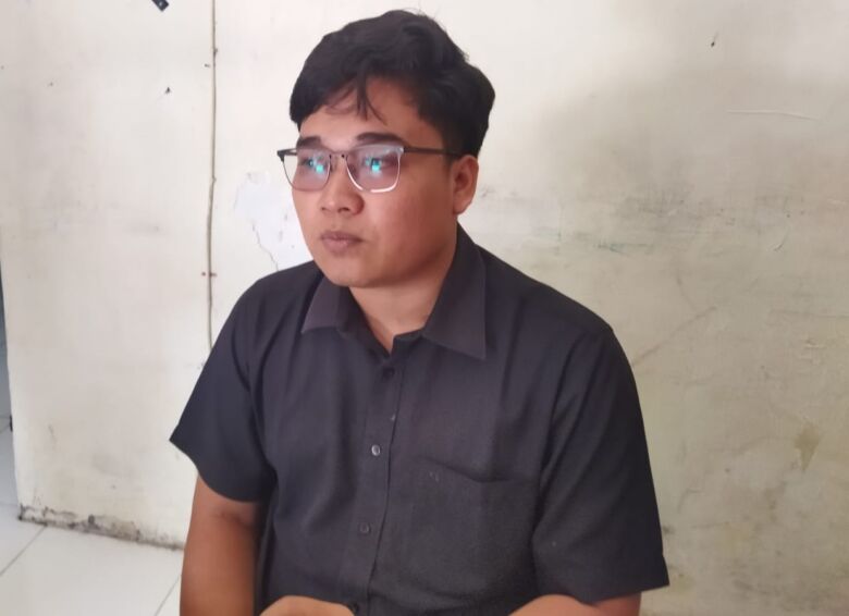 Ananda Ubaid di kantor Bawaslu saat memberikan keterangan kepada wartawan.(Blok-a.com/Syahrul)