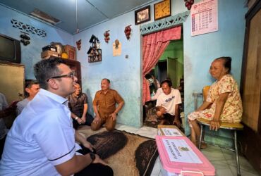 Pj Wali Kota Mojokerto bersama jajarannya saat berkunjung ke rumah warga untuk berikan bantuan.(Dok. Kominfo Kota Mojokerto for blok-a.com)