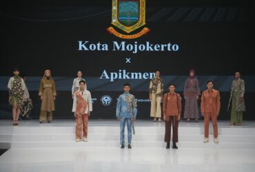 Peraga busana menggunakan bahan batik kota Mojokerto.(Kominfo for blok-a.com)