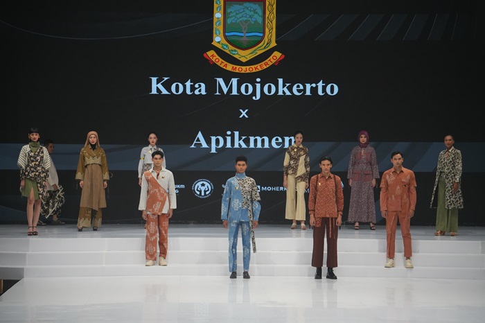 Peraga busana menggunakan bahan batik kota Mojokerto.(Kominfo for blok-a.com)